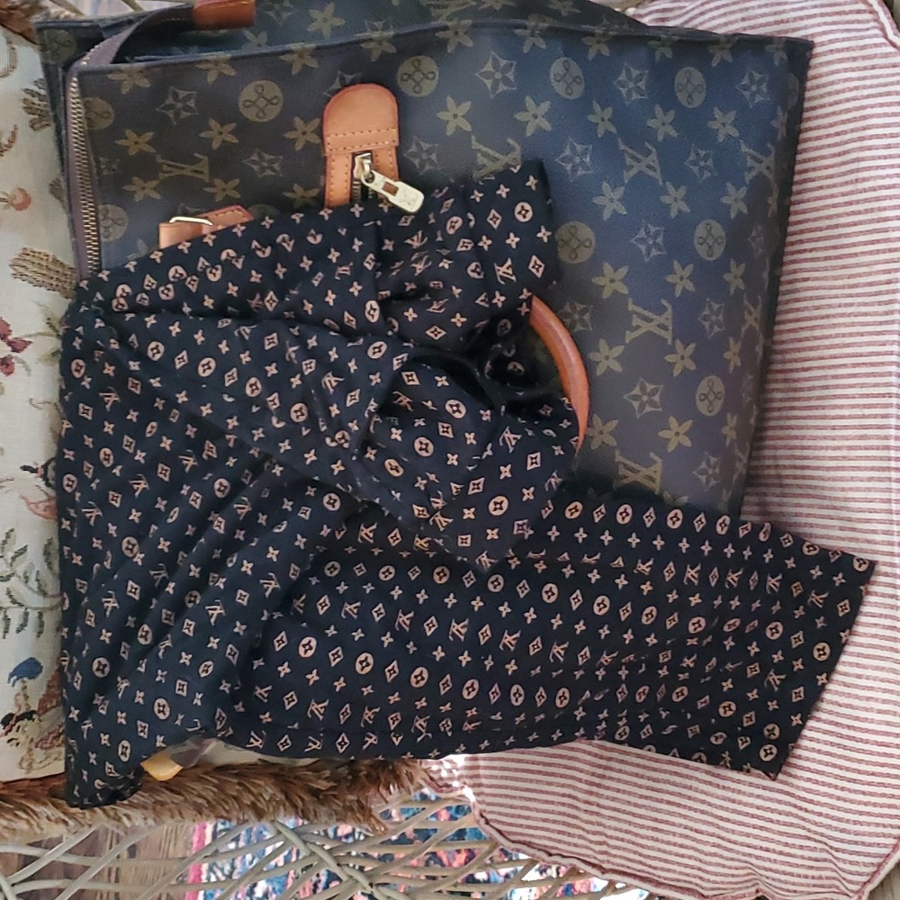 LOUIS VUITTON stretch leggings. 3Junior Not Authenticated